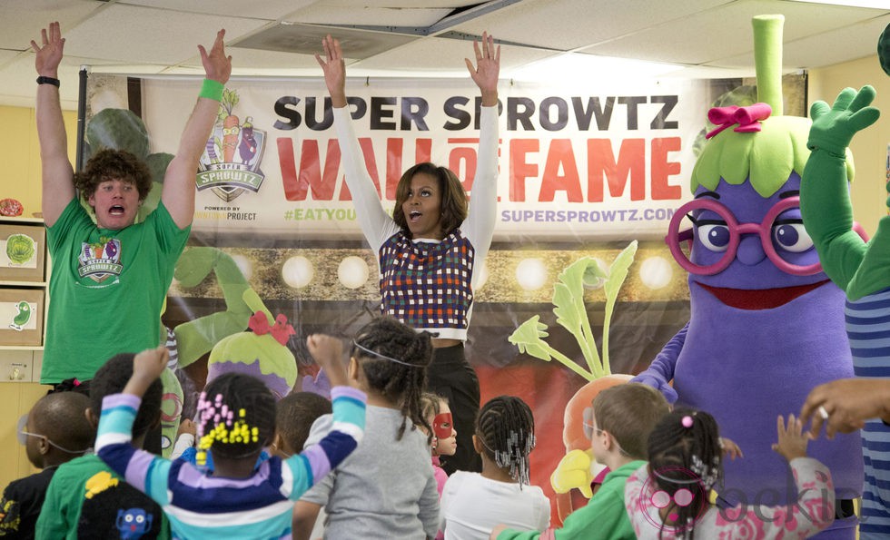 Michelle Obama bailando por una vida sana en La Petite Academy