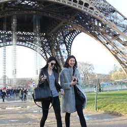 Kendall Jenner haciendo turismo con una amiga por París