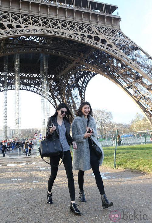 Kendall Jenner haciendo turismo con una amiga por París