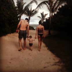 Kristin Cavallari y Jay Cutler con su hijo Candem Jack en la playa
