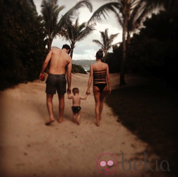 Kristin Cavallari y Jay Cutler con su hijo Candem Jack en la playa
