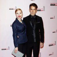 Scarlett Johansson y Romain Dauriac en los Premios César 2014