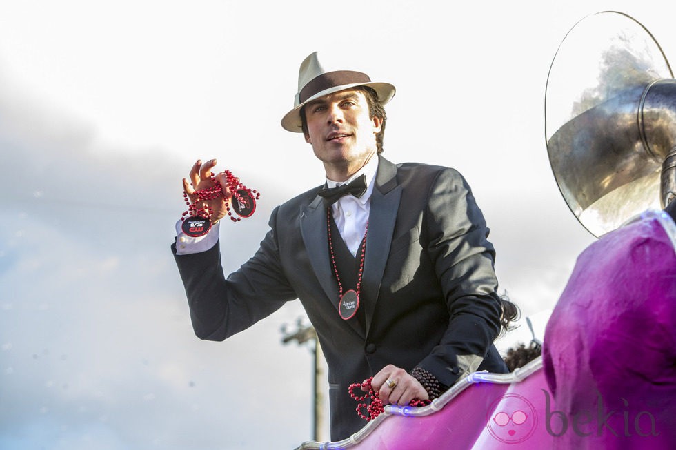 Ian Somerhalder en el desfile de carnaval de Nueva Orleans