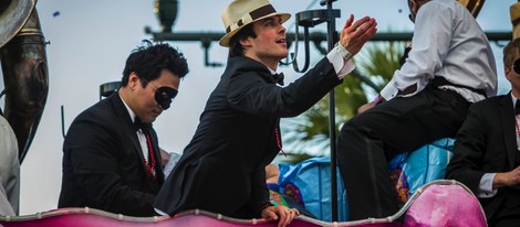 Ian Somerhalder durante el desfile de carnaval de Nueva Orleans