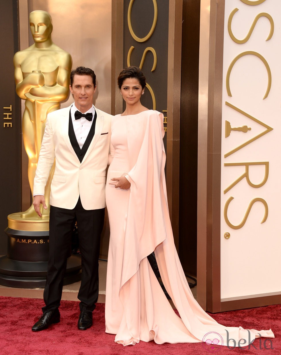 Matthew McConaughey y Camila Alves en la alfombra roja de los Oscar 2014