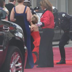 Jennifer Lawrence se tropieza y cae en la alfombra roja de los Oscar 2014