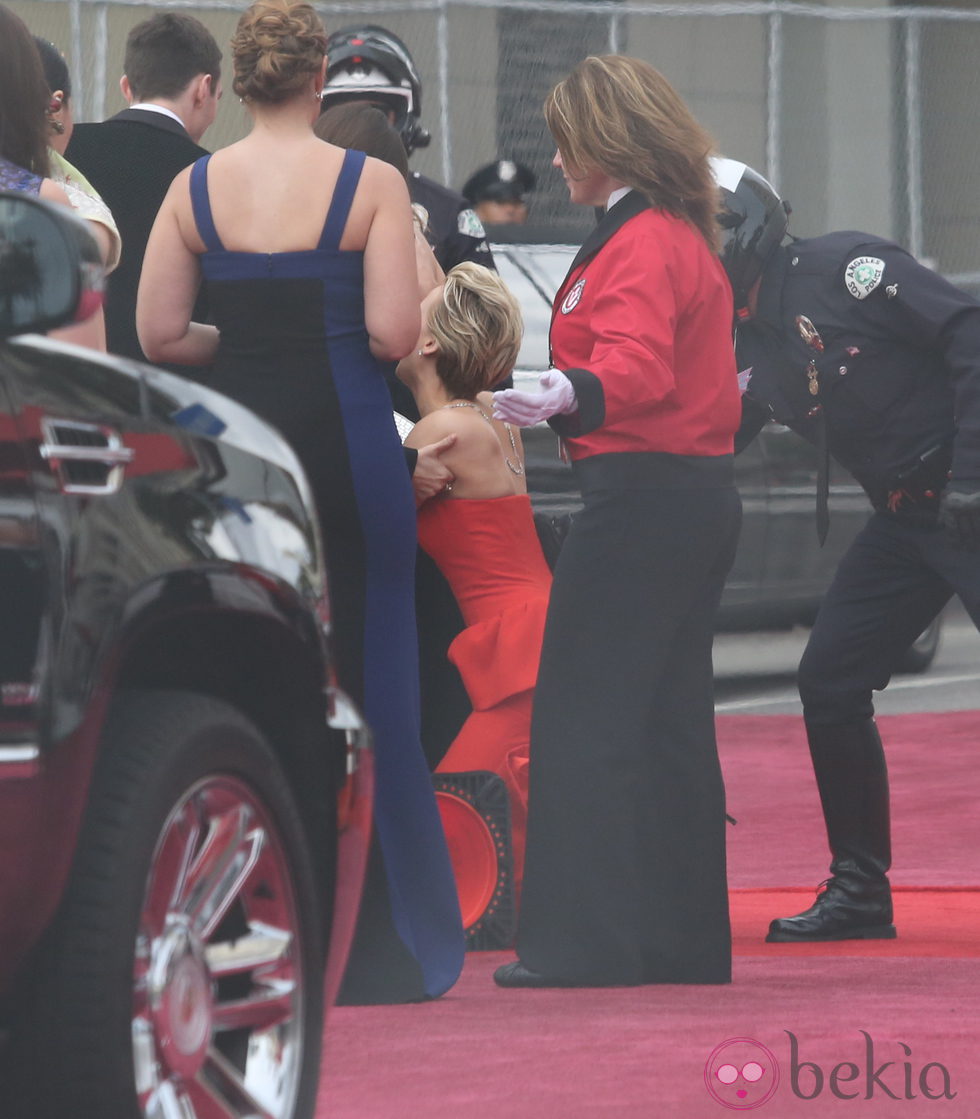 Jennifer Lawrence se tropieza y cae en la alfombra roja de los Oscar 2014