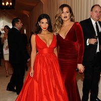 Kim y Khloe Kardashian en la fiesta post Oscar 2014 organizada por Elton John