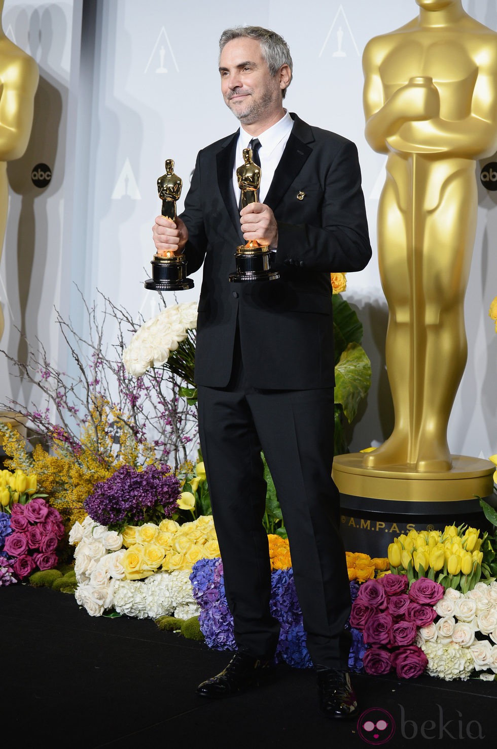 Alfonso Cuarón posa con su premio en los Oscar 2014