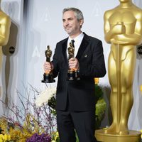 Alfonso Cuarón posa con su premio en los Oscar 2014