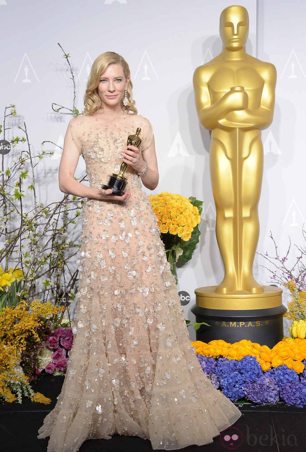 Cate Blanchett posa con su premio en los Oscar 2014