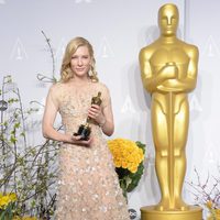 Cate Blanchett posa con su premio en los Oscar 2014