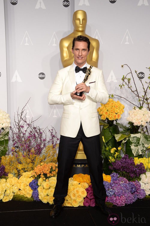 Matthew McConaughey posa con su premio en los Oscar 2014