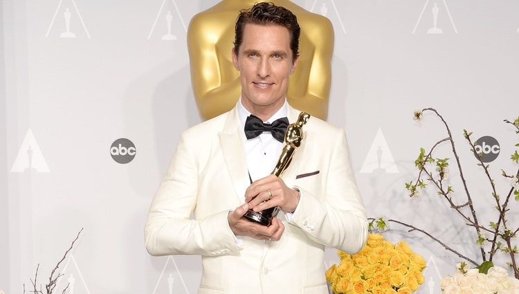 Matthew McConaughey posa con su premio en los Oscar 2014