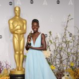 Lupita Nyong'o posa con su premio en los Oscar 2014