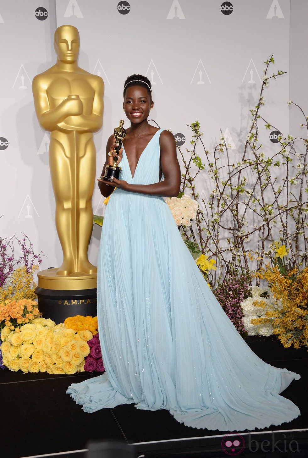 Lupita Nyong'o posa con su premio en los Oscar 2014