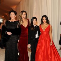 Kris Jenner con sus hijas Khloe, Kourtney y Kim Kardashian en la fiesta post Oscar 2014 organizada por Elton John