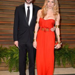 Sienna Miller y Tom Sturridge en la fiesta Vanity Fair tras los Oscar 2014