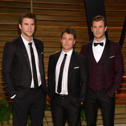 Los hermanos Chris, Liam y Luke Hemsworth en la fiesta Vanity Fair tras los Oscar 2014