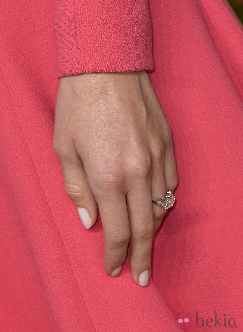 Allison Williams presume de anillo de compromiso en la fiesta Vanity Fair tras los Oscar 2014