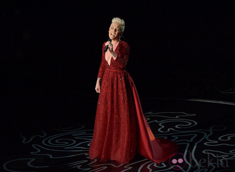 Pink durante su actuación en la gala de los Oscar 2014