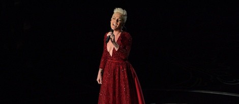 Pink durante su actuación en la gala de los Oscar 2014
