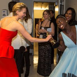 Jennifer Lawrence intenta quitar el Oscar de Lupita Nyong'o