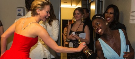 Jennifer Lawrence intenta quitar el Oscar de Lupita Nyong'o