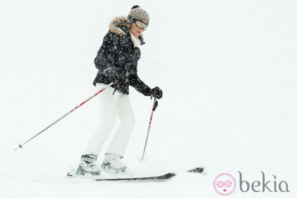 La Reina Matilde de Bélgica esquiando en Suiza