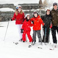 Los Reyes de Bélgica y sus hijos esquiando en Suiza