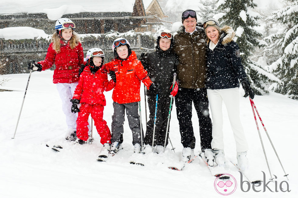 Los Reyes de Bélgica y sus hijos esquiando en Suiza