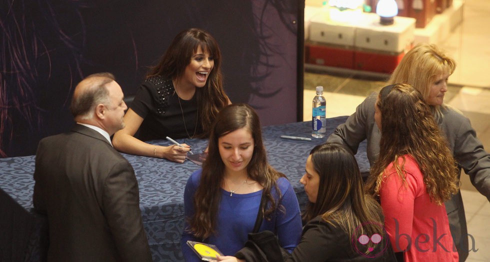 Lea Michele firmando discos de 'Louder' en Nueva Jersey