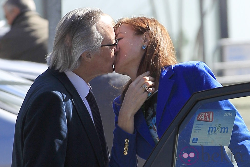 El apasionado beso de Josep Piqué y Gloria Lomana