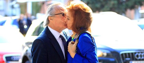 Josep Piqué y Gloria Lomana besándose en la calle