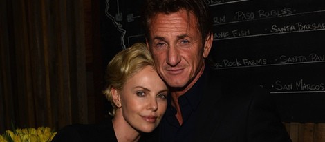 Charlize Theron y Sean Penn muy cariñosos en una fiesta en Los Angeles