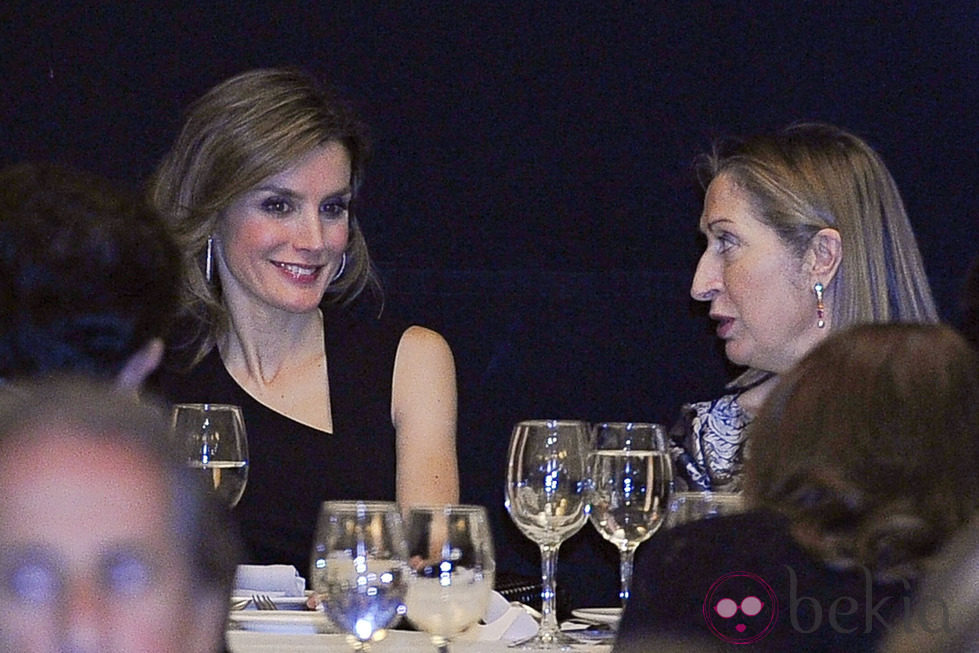 La Princesa Letizia charla con Ana Pastor en el homenaje a Enrique V. Iglesias
