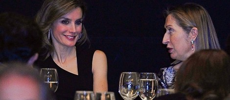 La Princesa Letizia charla con Ana Pastor en el homenaje a Enrique V. Iglesias