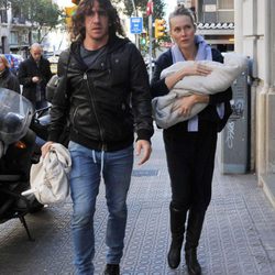 Carles Puyol y Vanesa Lorenzo con su hija Manuela en Barcelona