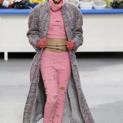 Cara Delevingne desfilando para Chanel en la Paris Fashion Week