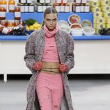Cara Delevingne desfilando para Chanel en la Paris Fashion Week