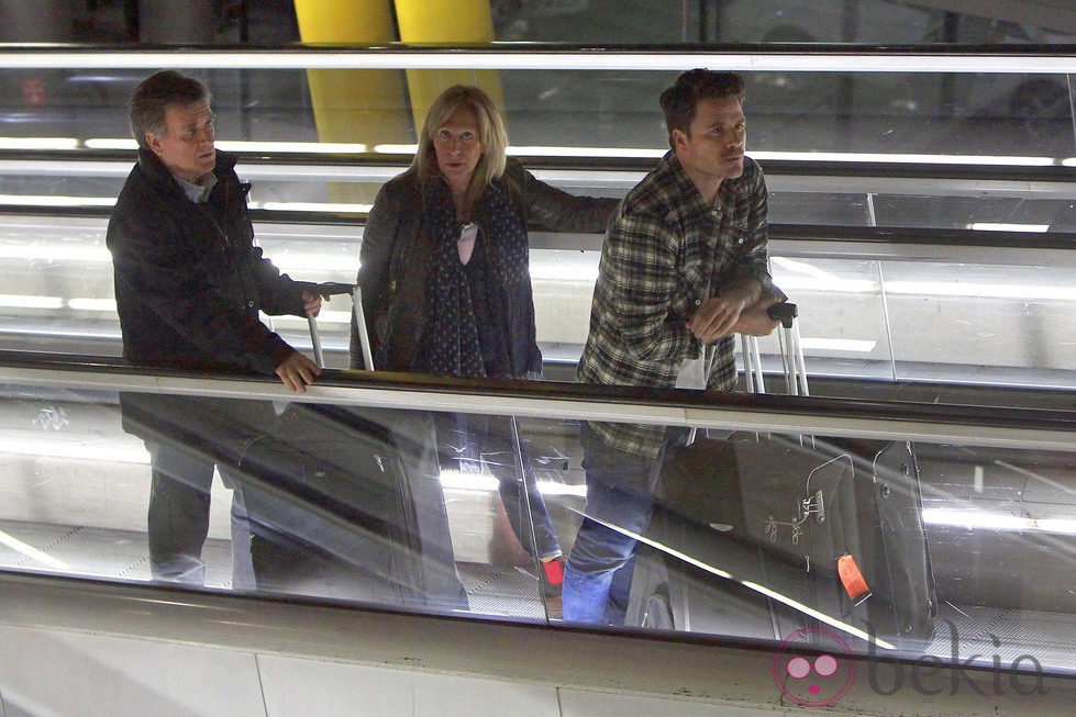 Dani Martín en el aeropuerto con sus padres Carmen y José Manuel