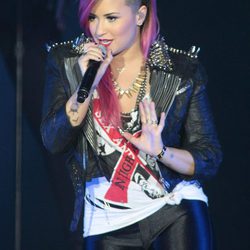 Demi Lovato estrena nuevo look durante un concierto de su gira 'Neon Lights Tour'