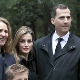 Los Príncipes Felipe y Letizia y la Infanta Elena en el funeral en memoria del Rey Pablo de Grecia