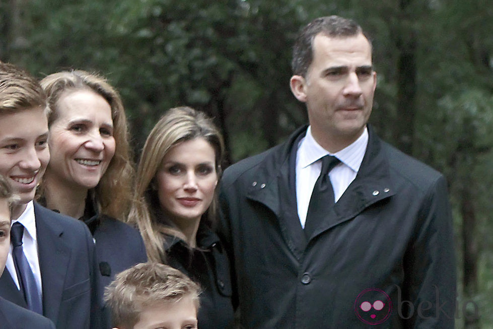 Los Príncipes Felipe y Letizia y la Infanta Elena en el funeral en memoria del Rey Pablo de Grecia