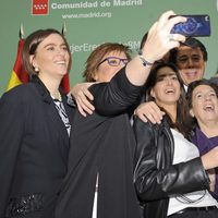Ignacio González junto a las galardonadas con el premio otorgado por la Comunidad de Madrid con motivo Día Internacional de la Mujer