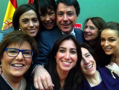 Selfie de Ignacio González y las ganadoras del premio otorgado por la Comunidad de Madrid con motivo del Día internacional de la Mujer
