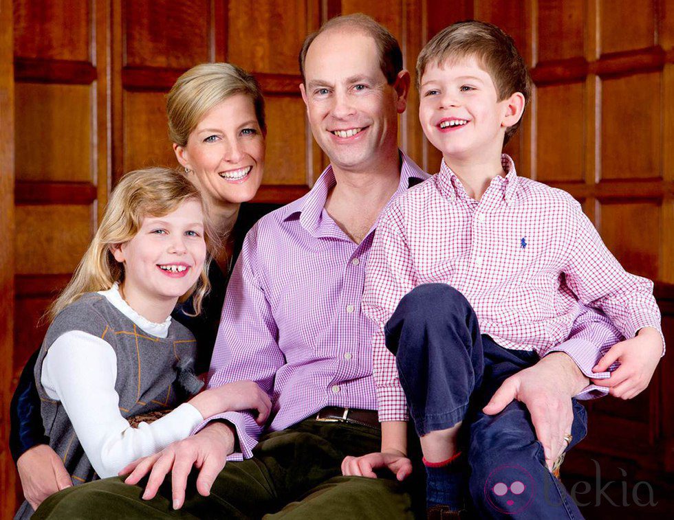 El Príncipe Eduardo con Sophie Rhys-Jones y sus hijos con motivo de su 50 cumpleaños