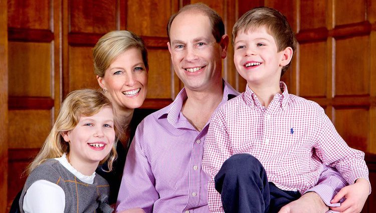 El Príncipe Eduardo con Sophie Rhys-Jones y sus hijos con motivo de su 50 cumpleaños
