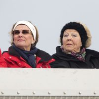 Sonia de Noruega, Beatriz de Holanda y Mette-Marit de Noruega en el salto de esquí de Holmenkollen 2014