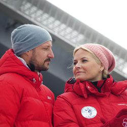 Haakon y Mette-Marit de Noruega se dedican una tierna mirada en el salto de esquí de Holmenkollen 2014